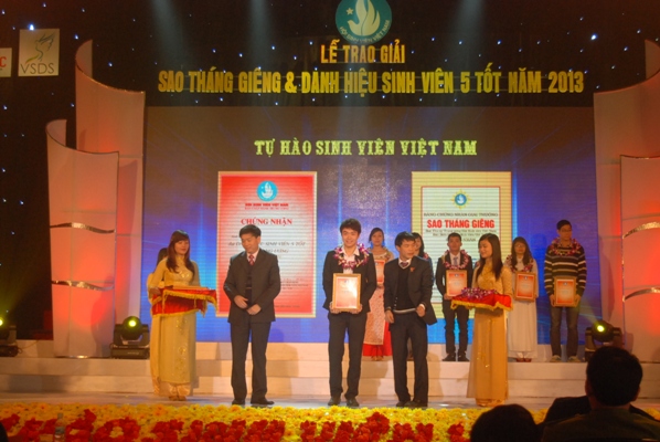 Vinh danh “Sao tháng Giêng” và “Sinh viên 5 tốt” năm 2013